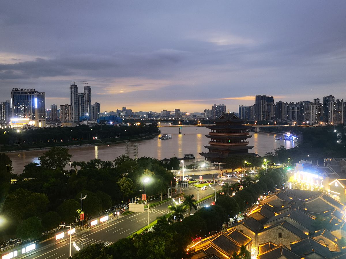 2021年10月17日,南宁,三街两巷夜景.