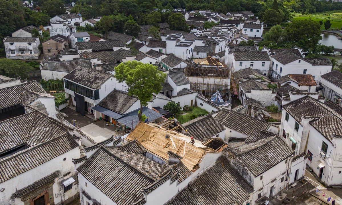 保护与开发古村落的两难之道议论文不少于700字