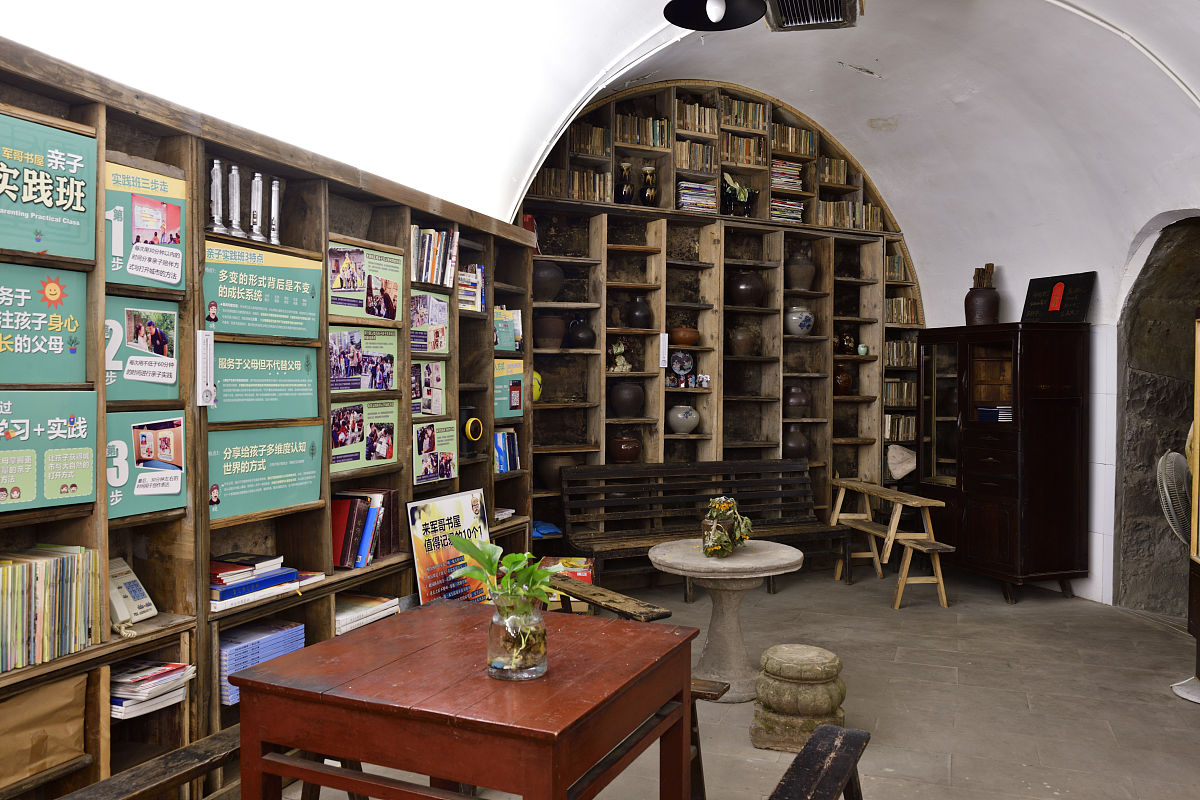 军哥书屋：防空洞里的诗意角落，治愈你的一天