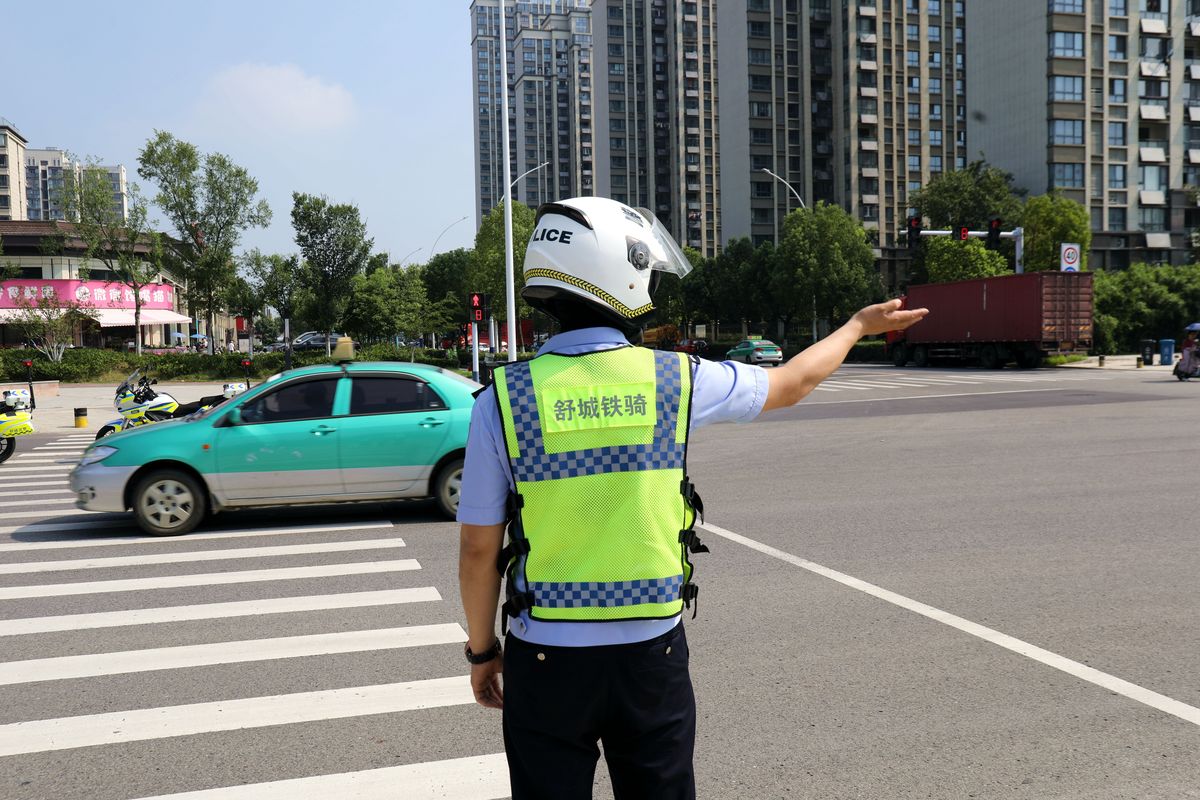 交警工作的重要性 - 维护交通秩序、保障安全、促进和谐