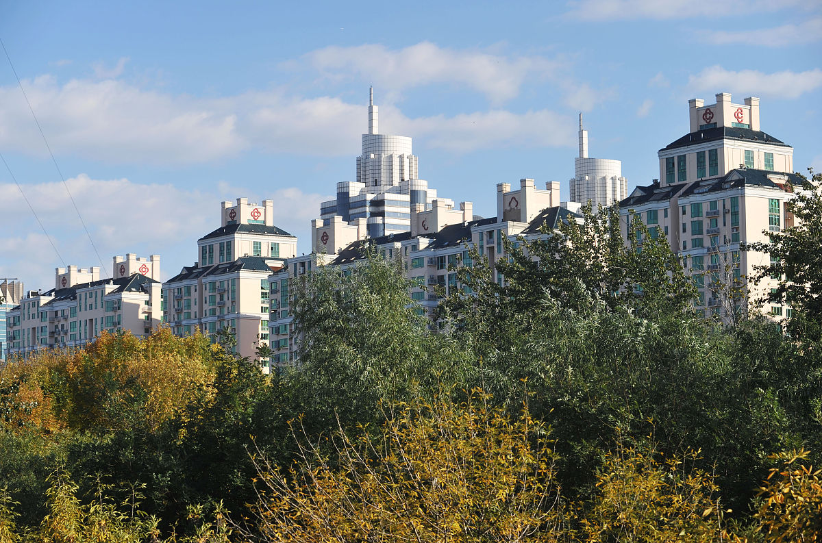 某城市内有一宗土地需要评估根据该地块的条件选择比案例ABC三个可比案例相关情况如图所示已知该城市从2020年3月到2020年10月该类土地的价格逐月上升1％。请按照以上条件采用简单算数平均估该宗地2020年9月30日的正常单价