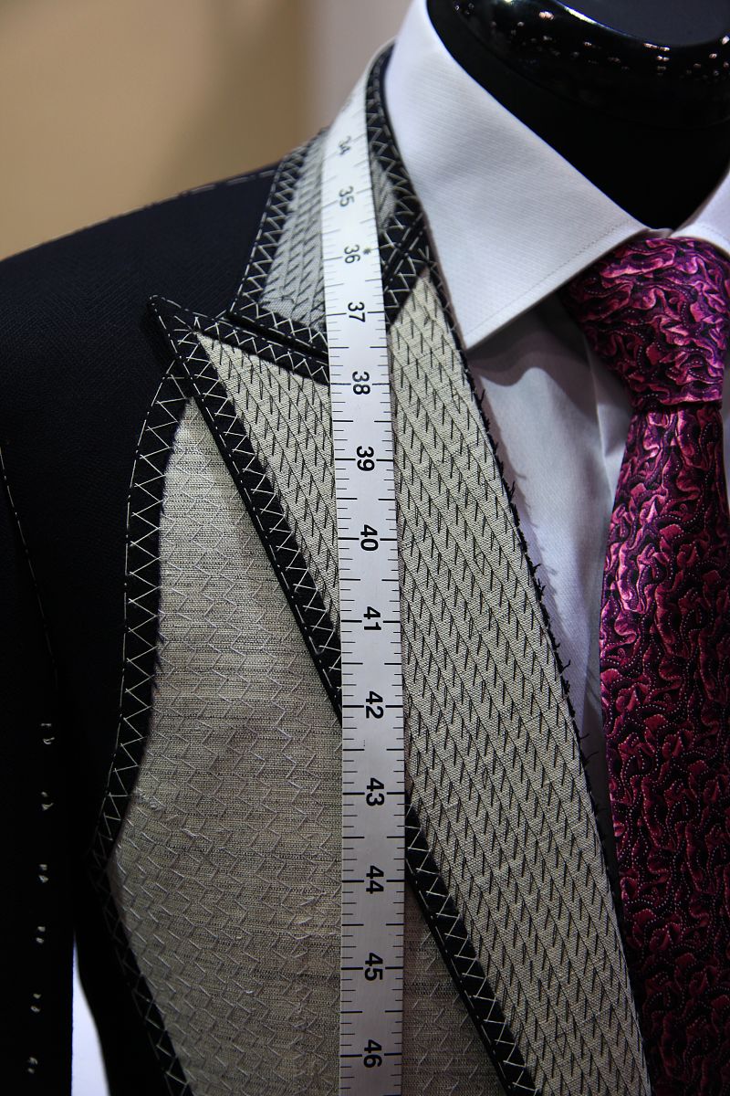 如何挑选优质西服：面料、剪裁、细节、质感全方位解析