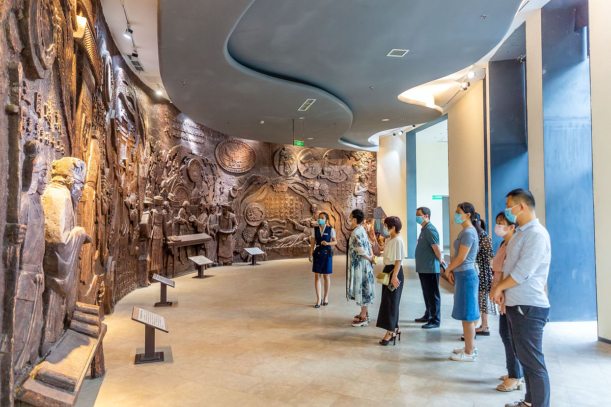 我希望每个月有两天参加前往外地的户外登山运动一天去其他城市逛博物馆。你是一名理财规划师请估算我一年在这两个方面大概需要多少开支