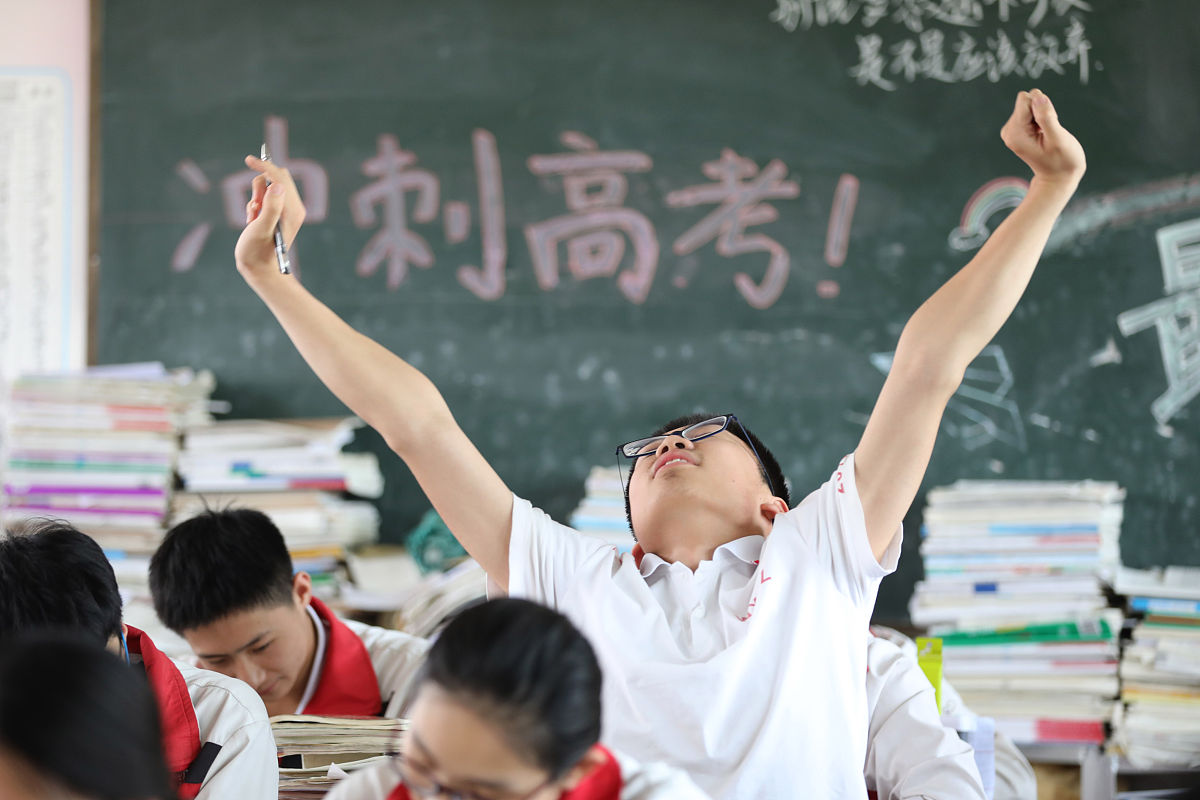 2019年5月30日,河南焦作,温县一中高三学生在复习间隙伸懒腰.