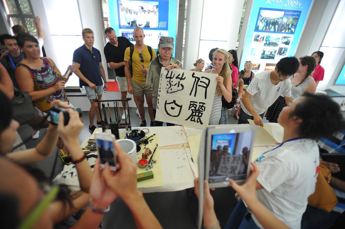 2014年7月22日,武汉,国际名校学生学书法.