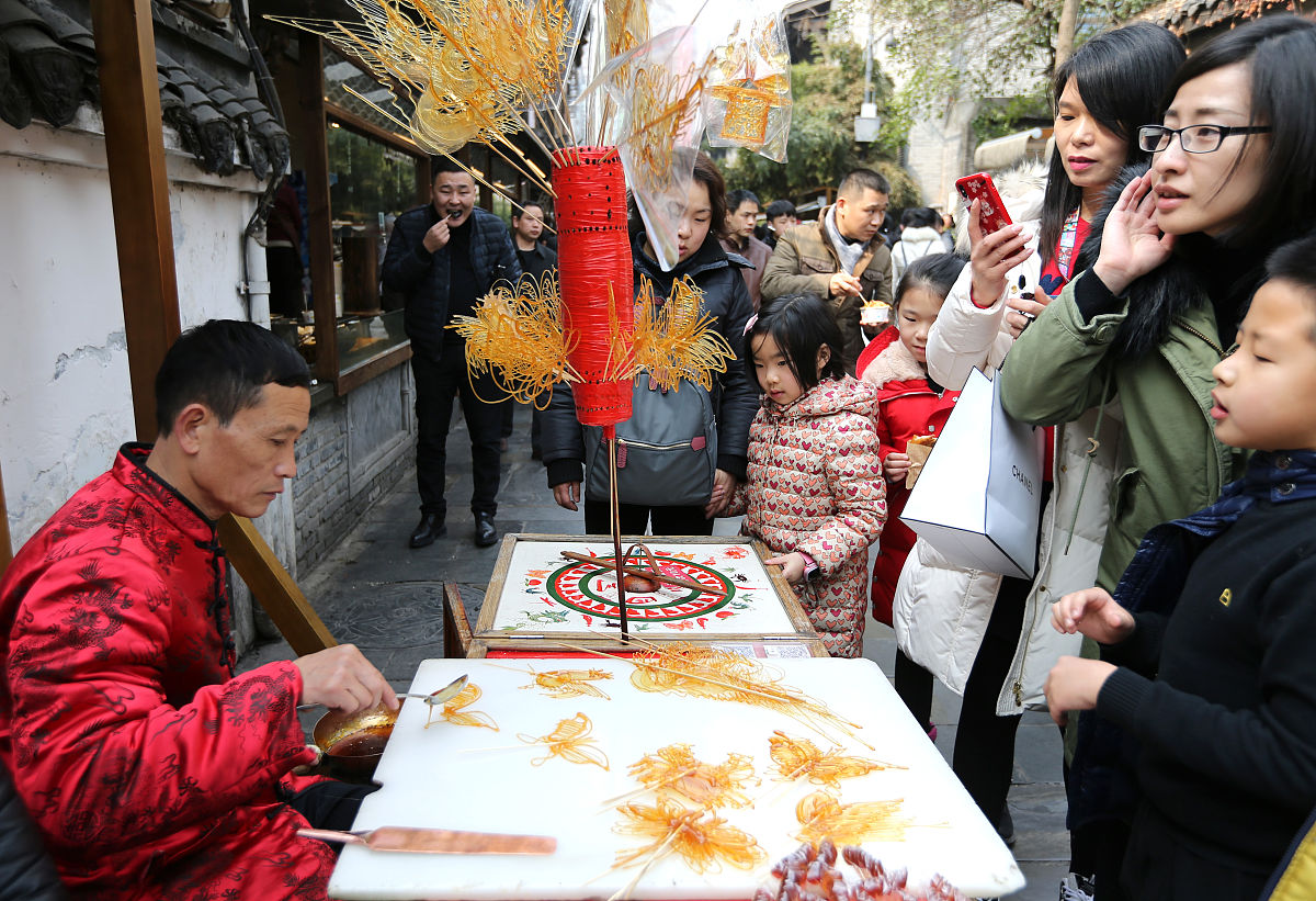 2018年2月13日,成都宽窄巷子,糖画艺人正在制作糖画.(如若下载使用,请