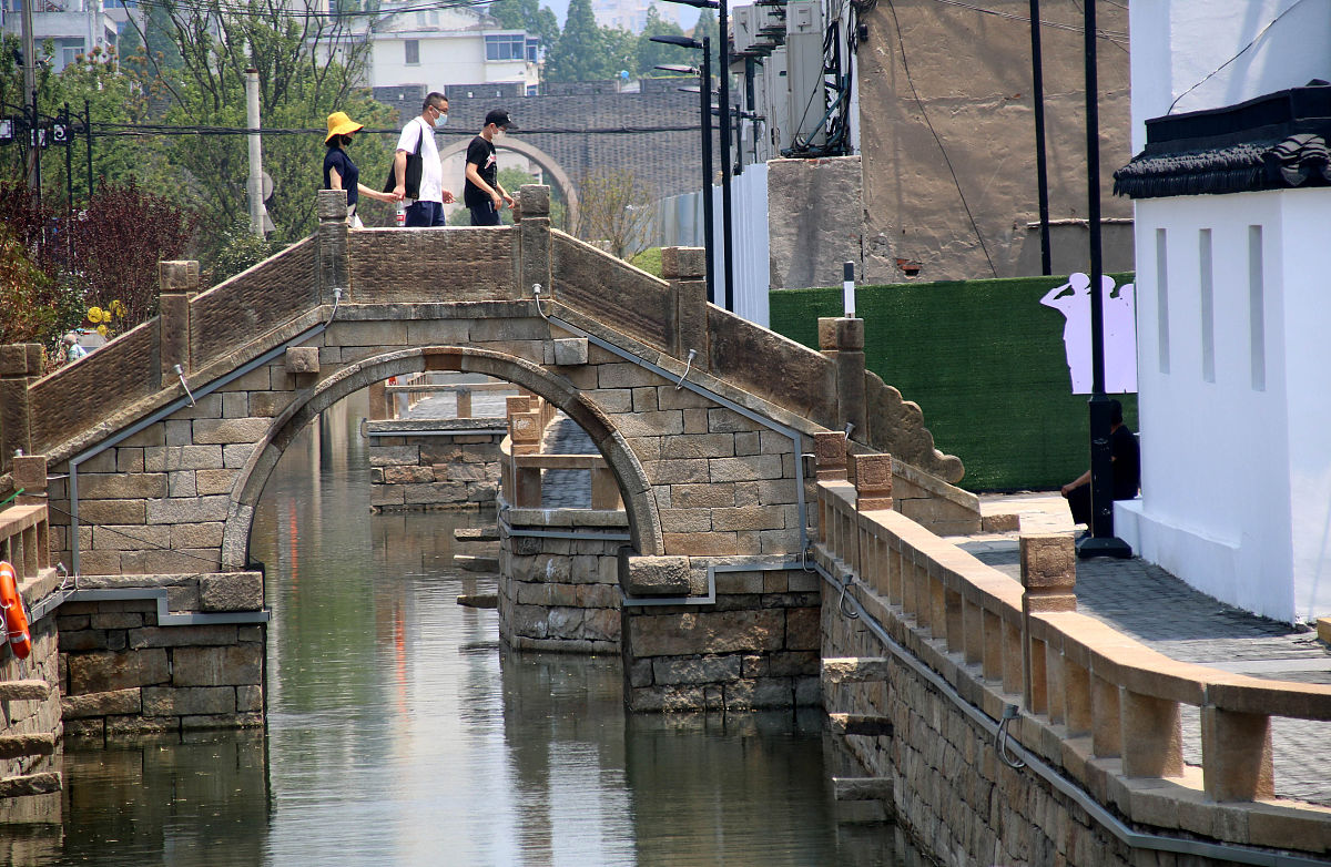 2020年5月3日,游客在江苏苏州平江路古街观光游览.