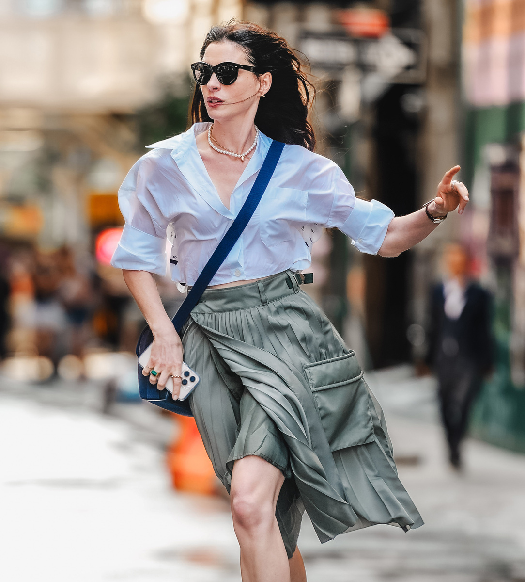 撰写一个自然段以夏日明媚美好为主题进行描述关键词：清凉衣裳时尚元素、习习的凉风搭配攻略