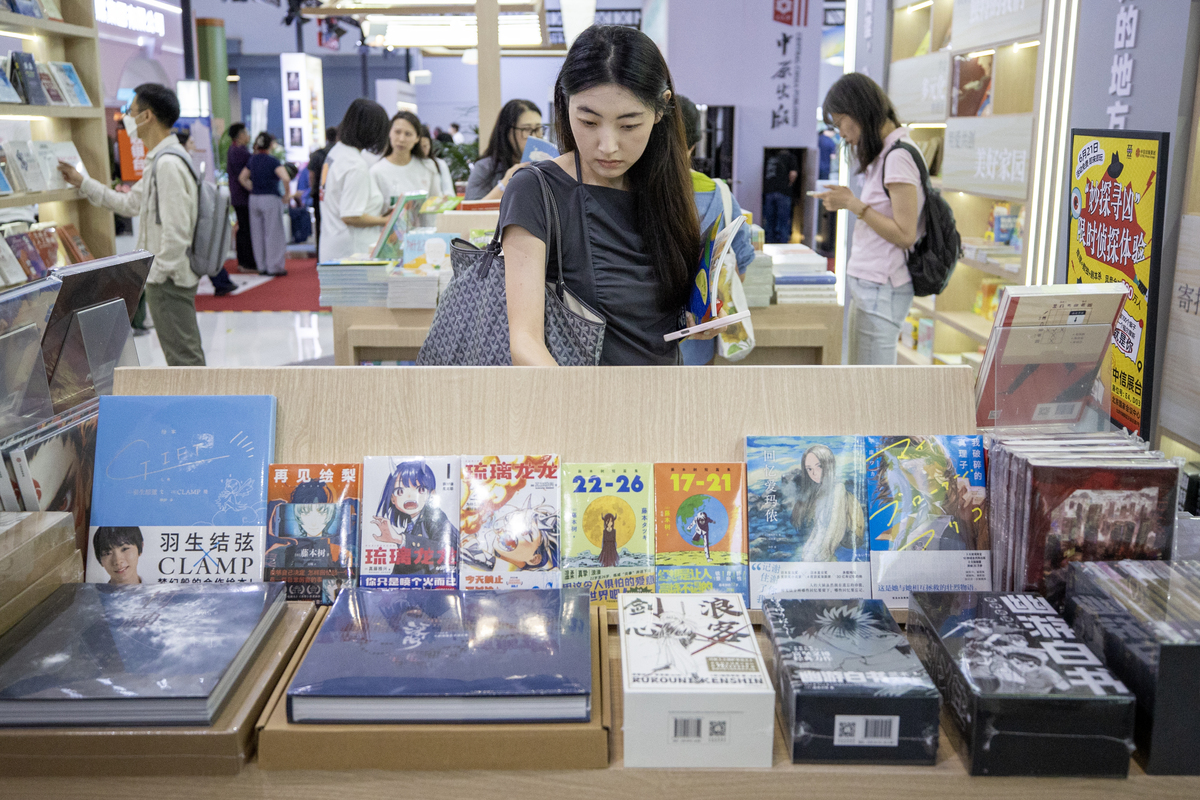 重写以下文字使其自然：首都图书馆为保障用户参与到图书馆的各项工作与服务中积极实行了相应措施。首都图书馆为用户举办了多种用户活动主要由讲座、展览、培训、放映、演出、阅读推广等活动形式构成2021年全年共举办读者活动1122场、1372万参与量。考虑到新冠疫情影响首都图书馆在2021年及时调整活动内容和形式重点举办线上活动573场1331万参与量举办线下活动549场41万参与量。举办成人读者活动446