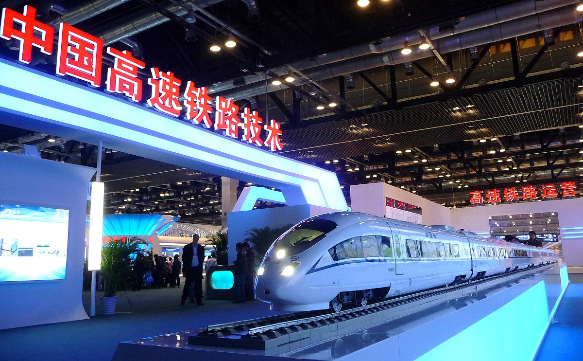 展开讲讲每一层的特点以及层与层之间是如何连接的