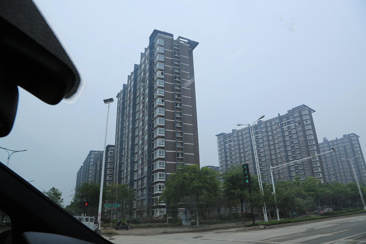 成都东部新区三益村安置房学校精装材料作假怎么举报帮我用200字详细描述