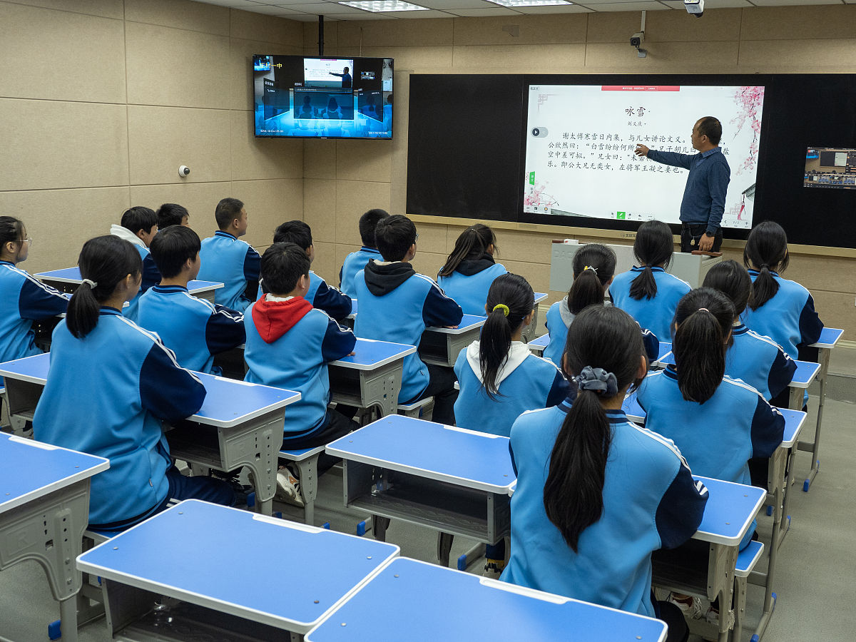 题目：农村教育需要在基础教育之上增添更多的方式，推进“大教育”模式，对当前共同富裕大背景下大学生助力乡村振兴具有重要的借鉴意义。
要求：请你针对给定的题目，提出300字的具体说法或举措
