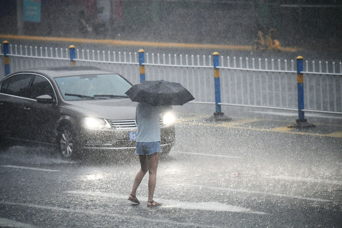 2020年7月22日,哈尔滨下午迎来阵雨,刚开始下的时候还有冰雹,阵雨下的