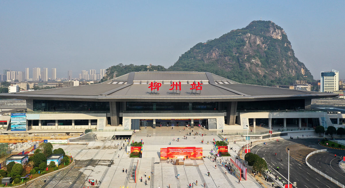 坐高铁从阳朔站到榕江哪些经停站用250字帮我详细描述