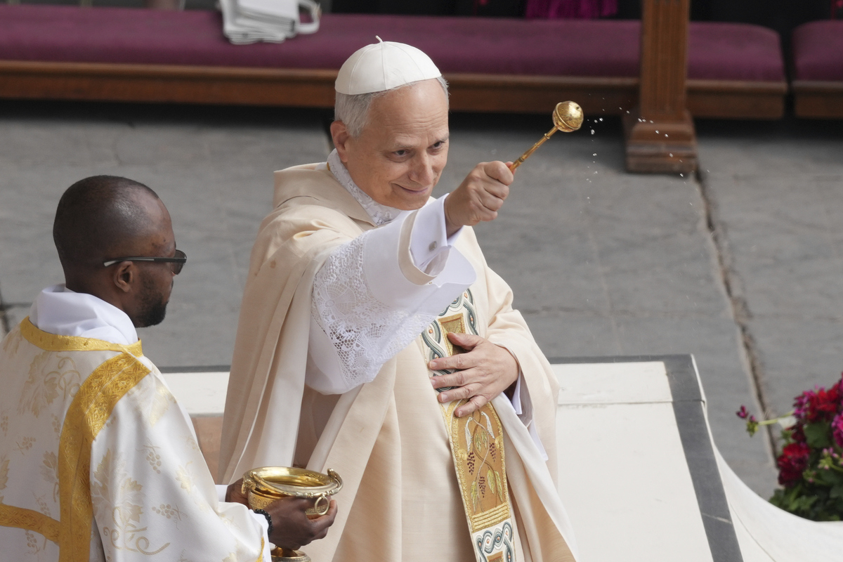 请列举一个手上没有圣徒鲜血的教皇。