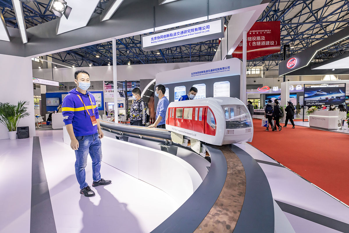 从运营质量方面论述城市轨道交通客运服务质量影响因素分析写成一段话不少于500字。