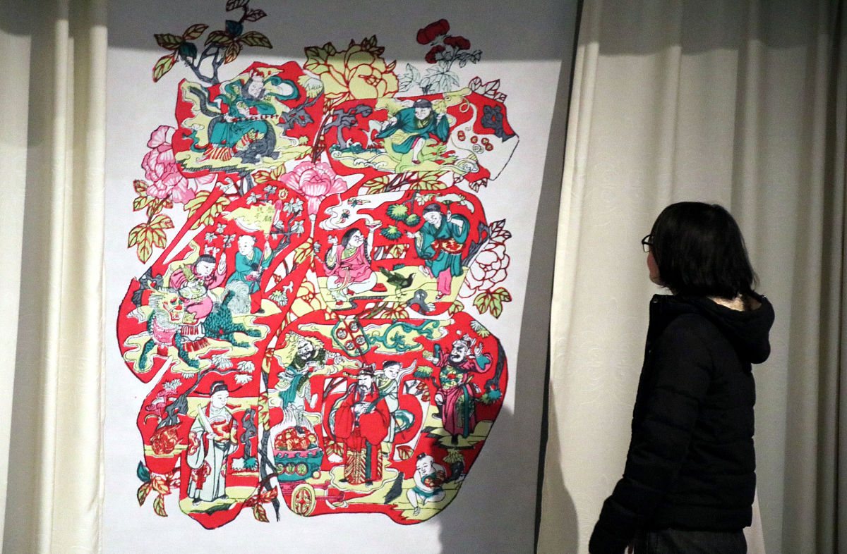 2019年1月15日,观众在江苏苏州美术馆古版年画特展上参观.