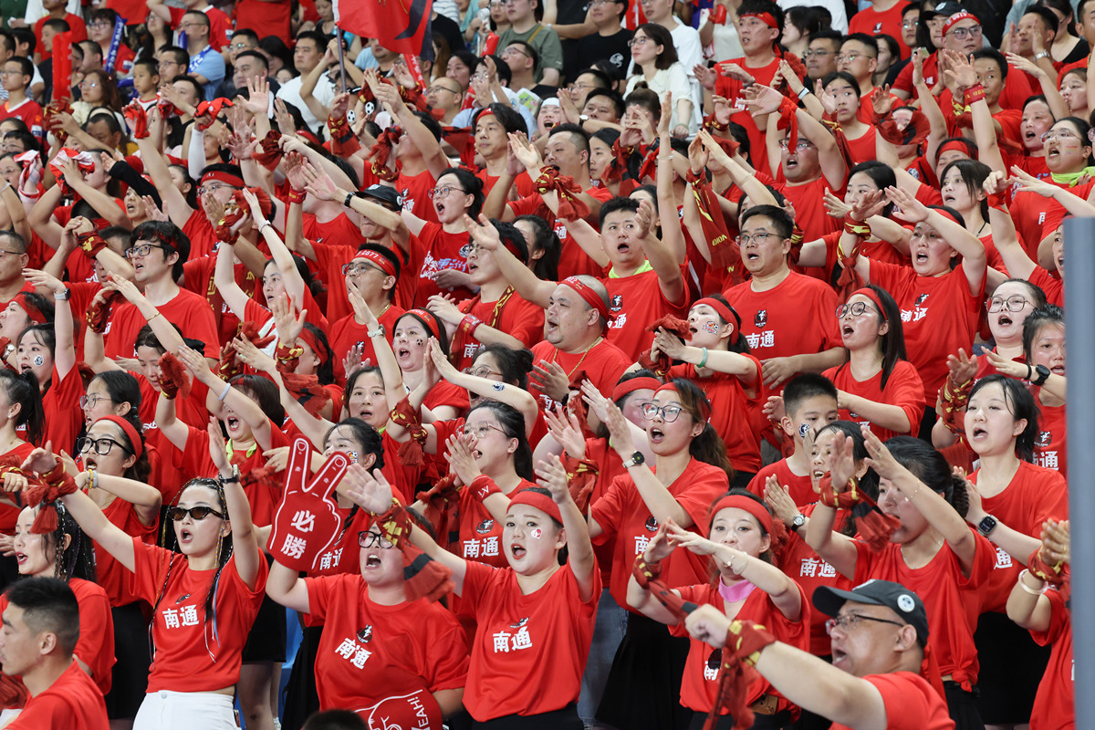 足球的旋律：从球场上的合唱到响亮的队歌