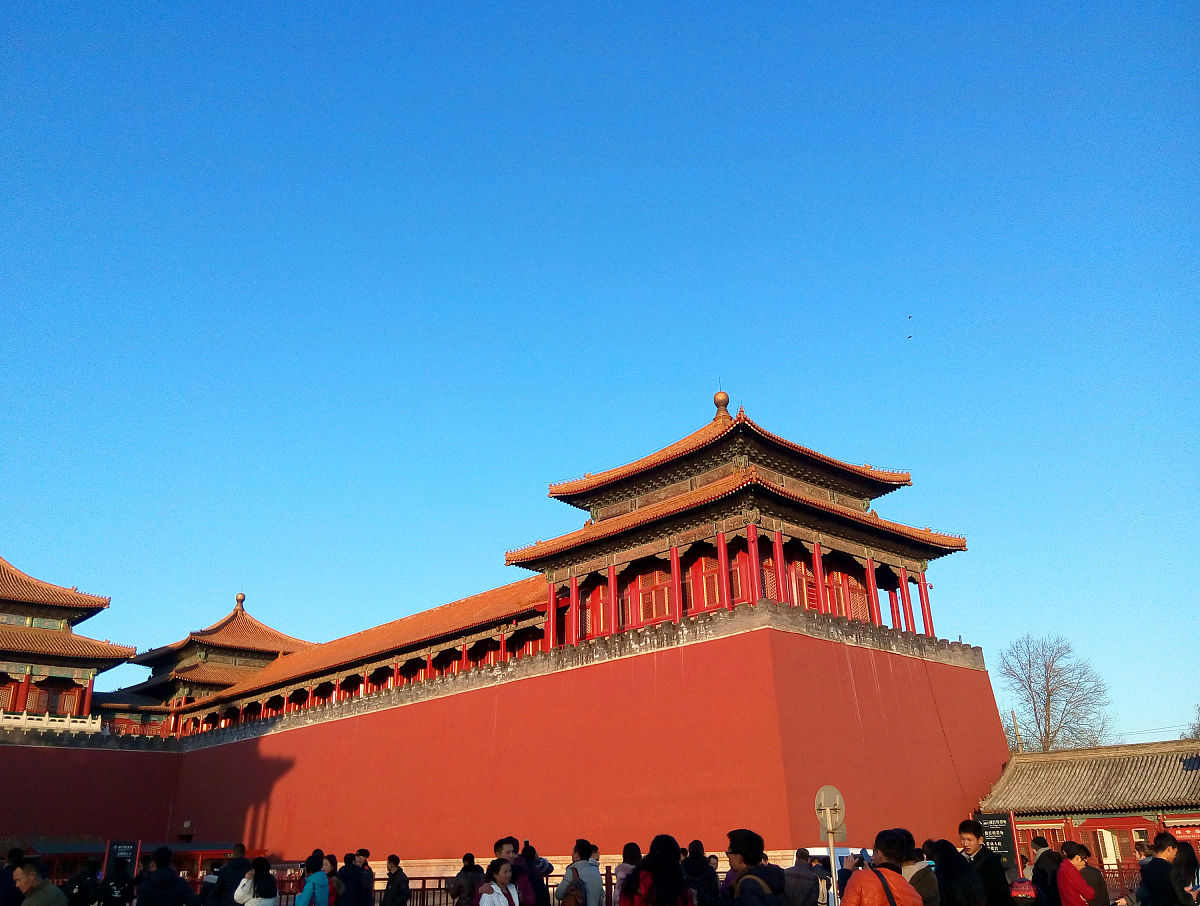   2016年12月01日,北京,在一股冷空气的作用下迎来短暂蓝天,碧空如洗,
