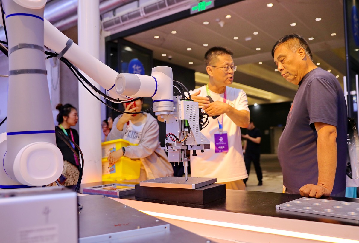 你是科普达人请以拍摄减轻科研人员负担激发创新活力为参赛的科技政策主题设计一个有趣的科普场景