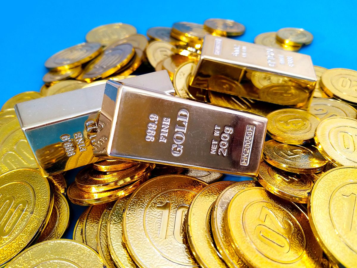 美国黄金现货市场状况美国黄金现货市场是全球最大的黄金市场之一主要交易场所位于纽约市在交易时间内24小时不间断进行交易。黄金交易以美元计价每手交易量为100盎司。黄金现货市场的状况受多种因素影响包括供需情况、经济数据、货币政策、地缘政治等。近年来市场对美联储加息和贸易战等事件高度关注对黄金价格形成重要影响。黄金作为避险资产通常在全球经济面临不确定性时获得更高的需求这也是市场关注的焦点之一。总体来说美