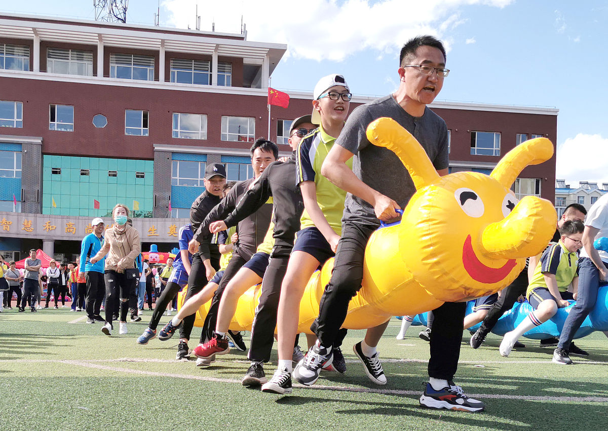 2019年5月29日,吉林延边,图们市志诚小学举办迎"六一"趣味运动会,家长