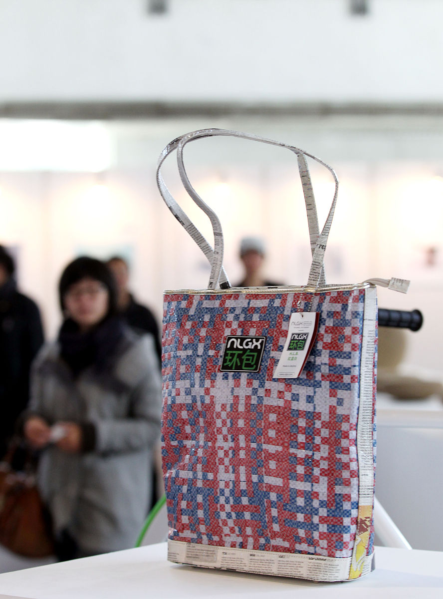 2010年11月13日,北京中国国际创意设计展上,观众在观看用使用后的包装
