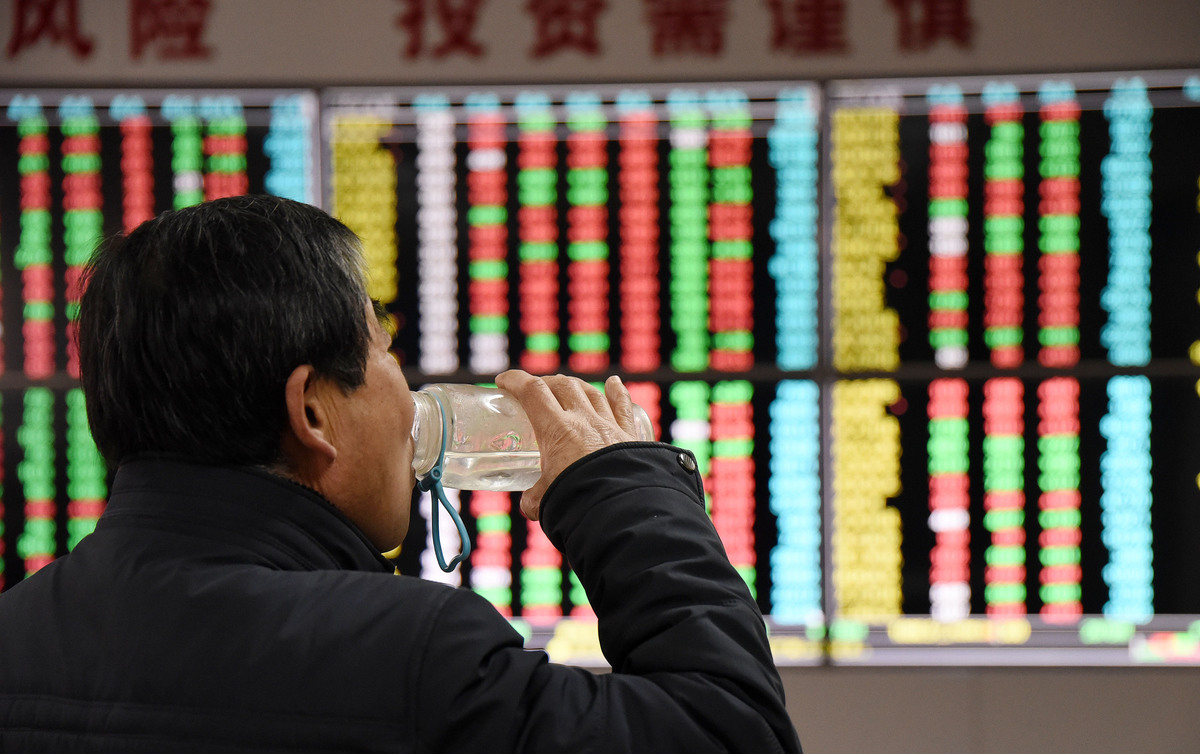 2019年1月2日,股民在河北省邯郸市一家证券交易厅关注