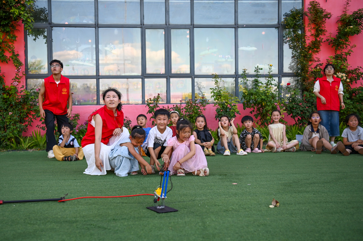 缓解了同学们由学习生活带来的压力同时也让我们感受到了久违的童真、童趣。 缓解了同学们由学习生活带来的压力同时也让我们感受到了久违的童真、童趣。