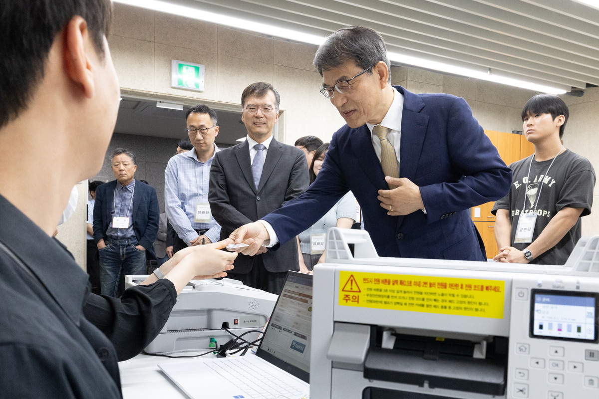 我们银行投资银行部为提升投行业务能力推动全行条线积极开展投行业务准备对分行、支行、客户经理以及同业银行开展为期2个月左右的调研请为我准备一份调研方案继续请为我分别涉及一份对分行、支行、客户经理和同业银行的调研提纲请为我分别涉及一份对分行、支行、客户经理和同业银行的调研问卷
