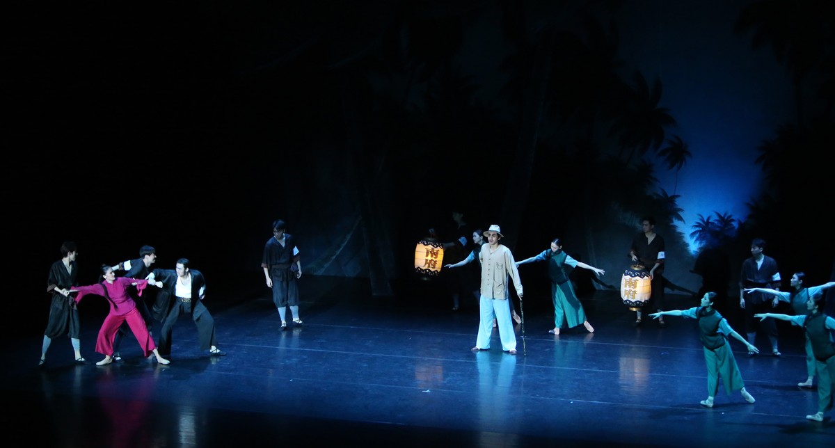 戏剧作为一种兼具文学性和舞台性的文化艺术形式内容基本是由对话和独白组成的具有高度集中的情境有利于学生口语表达锻炼语言运用能力；用中文改写润色一下