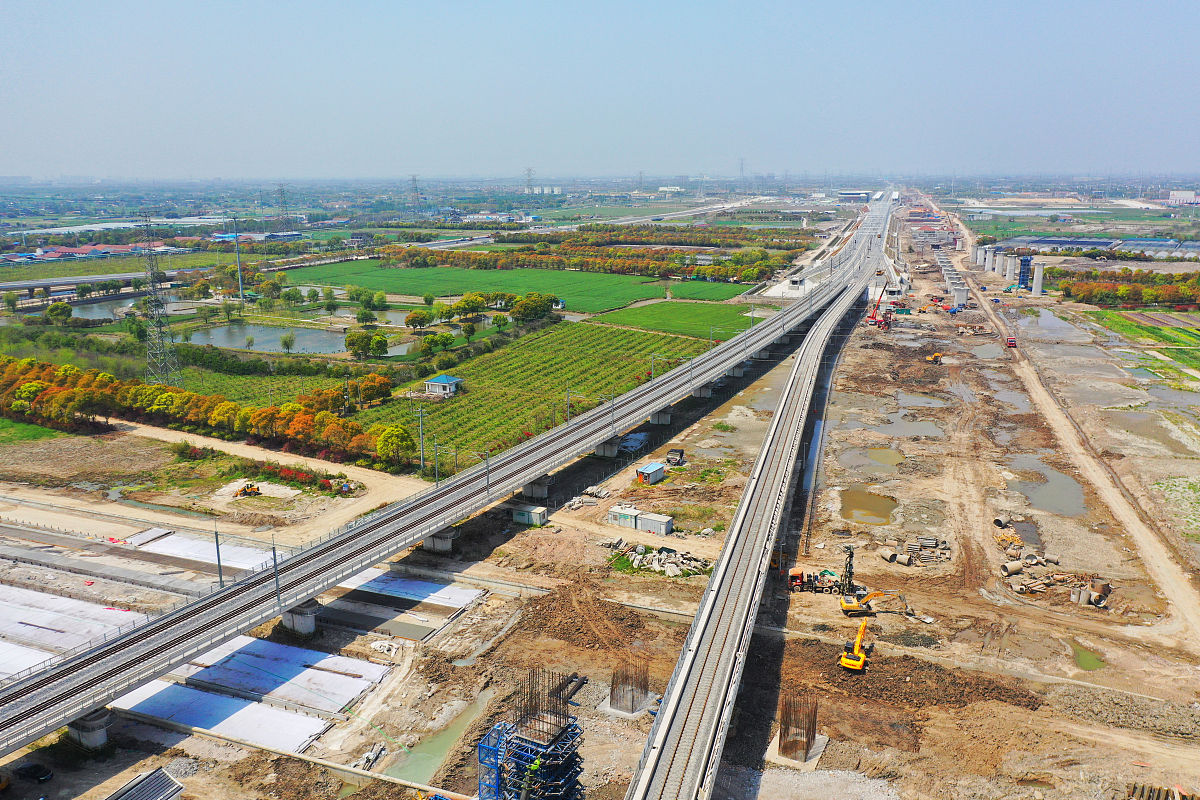 润色这段话该项目实施期间因外界因素导致多次施工停工影响了正常的铁路建设。目前从国土局、西安铁路局、不动产登记中心等相关部门调取到千河土地证明文件包括：土地证、不动产测绘报告、建设用地批复文件、建设用地审查情况、农村社会保障情况说明、赔偿金额明细表、土地变更情况统计表、土地批复文件、征地补偿安置途径情况说明、征地公告等该项目铁路用地产权、界限清晰手续合法完备。该项目为西安铁路局重点建设项目因建设进度