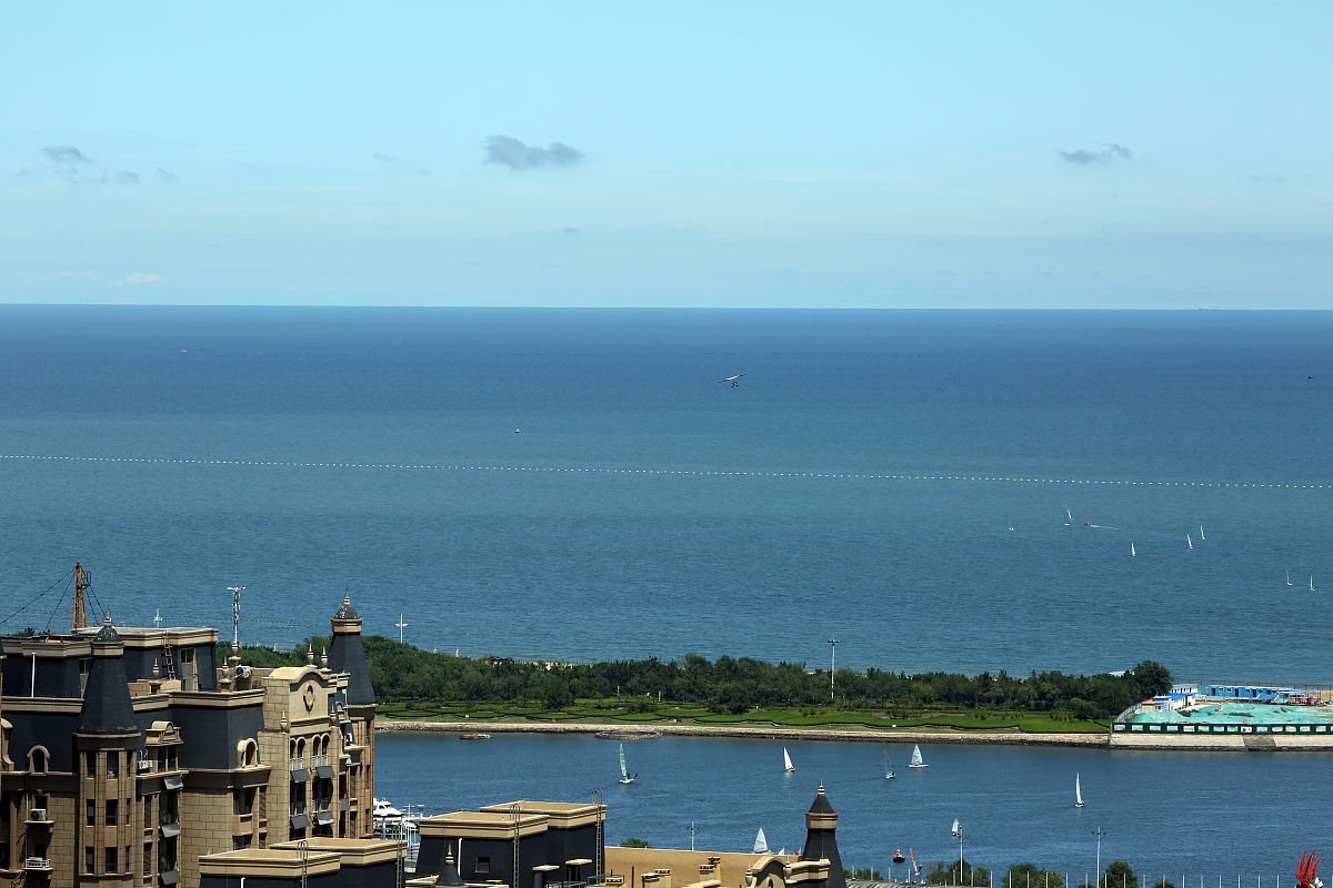 2020年7月27日,山东日照,灯塔风景区附近海域,海天一色.