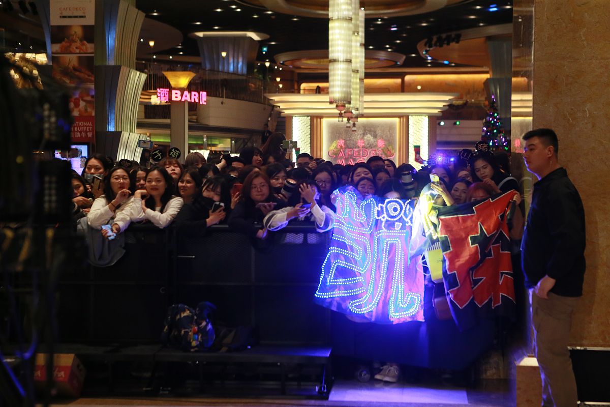 我是一家运营了10年的派对酒吧现在要举办第九届超级客户颁奖典礼在典礼开始前需要一个开场视频视频是以震撼的文字画面为主的你可以给我编写三十组相关的文案吗