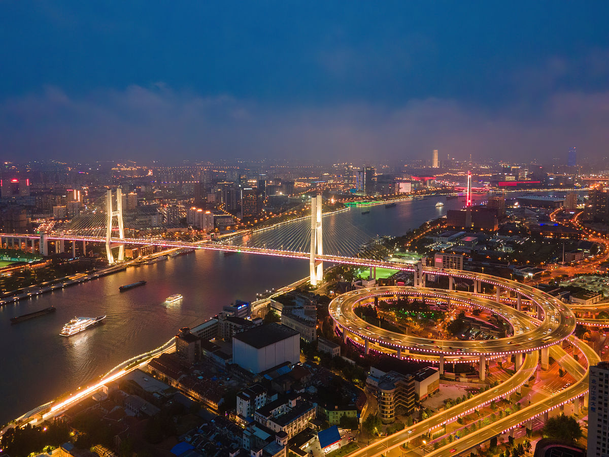 2021年6月12日,上海,傍晚的天空云层变幻,航拍华灯初上的南浦大桥夜色