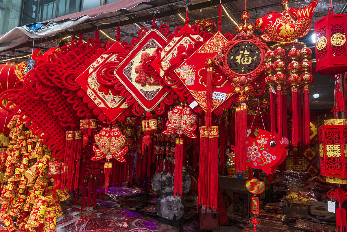 喜庆吉祥的红黄装饰风格，节日庆典首选！