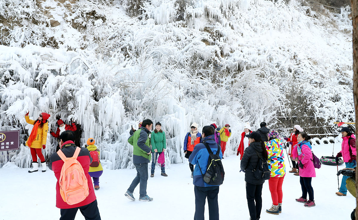 2019年1月12日,山西阳泉,在平定县娘子关镇第三届固关冰雪节上,游客在