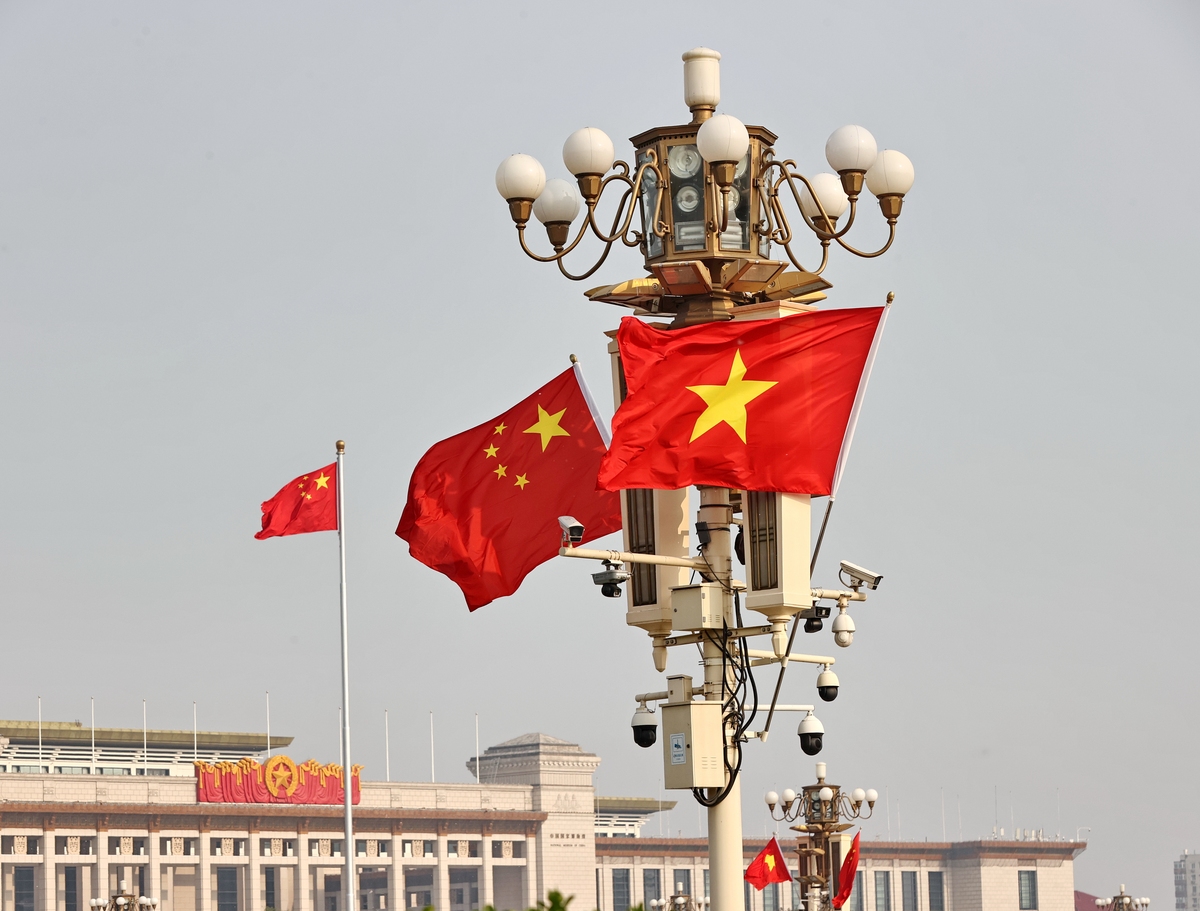 2026年4月15日,北京,天安门广场悬挂中国,西班牙,越南