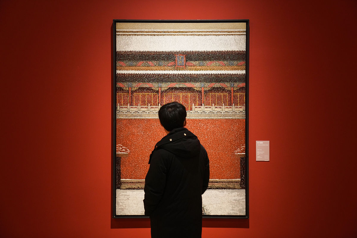 2021年12月14日,北京,观众正在中国美术馆内参观漆画展品.