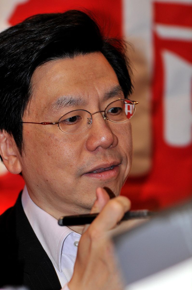 2009年10月18日,创新工场董事长兼首席执行官李开复博士携自传《世界