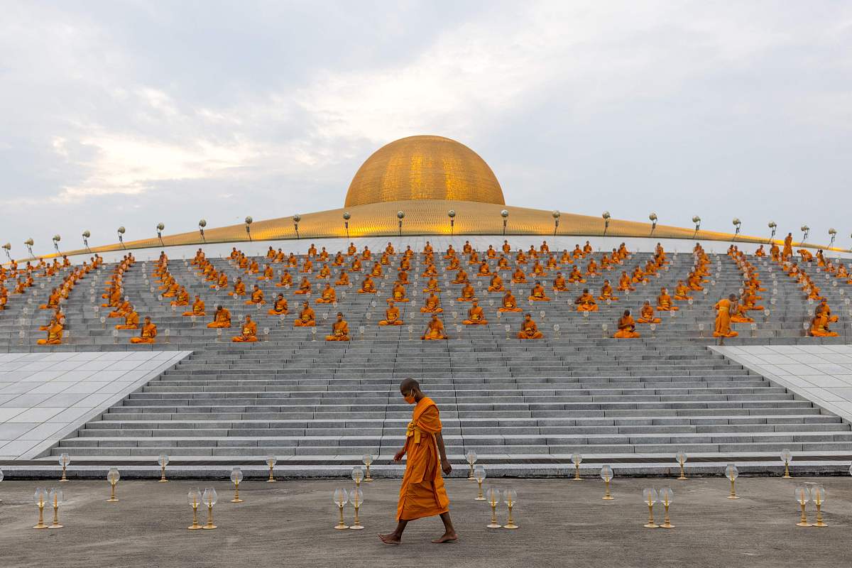 当地时间2022年2月16日,泰国巴吞他尼府,泰国僧侣在法身寺(wat dhamma