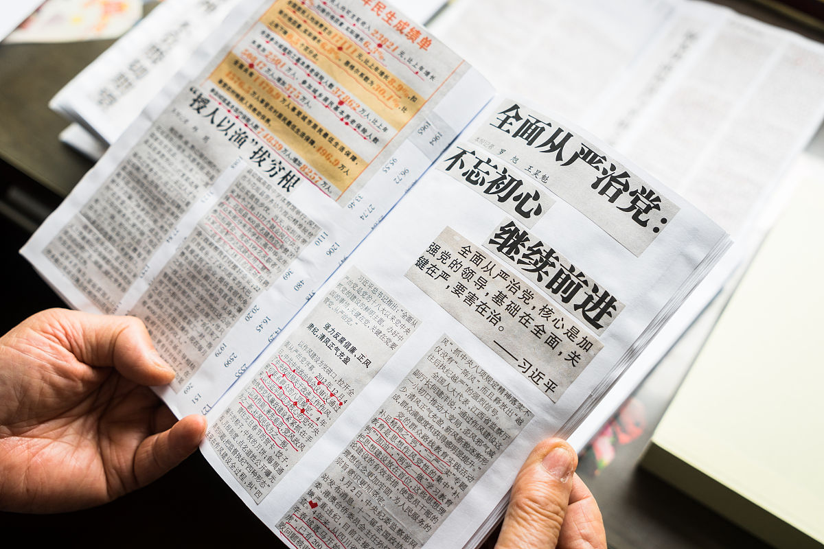2017年4月25日,江苏无锡,对于每一份剪报,谈老都会认真阅读并在上面划
