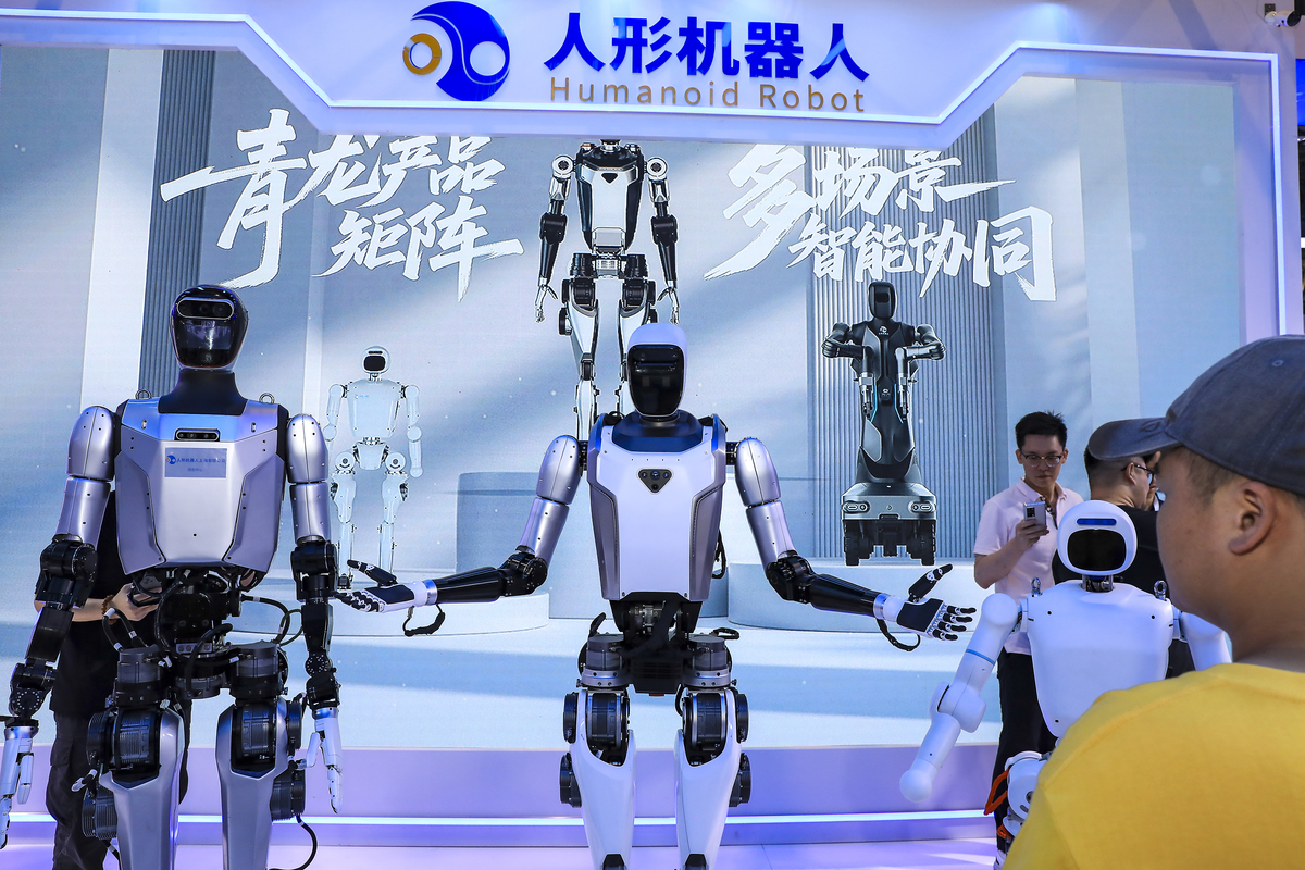 结合三种流行看法讨论人与机器的关系