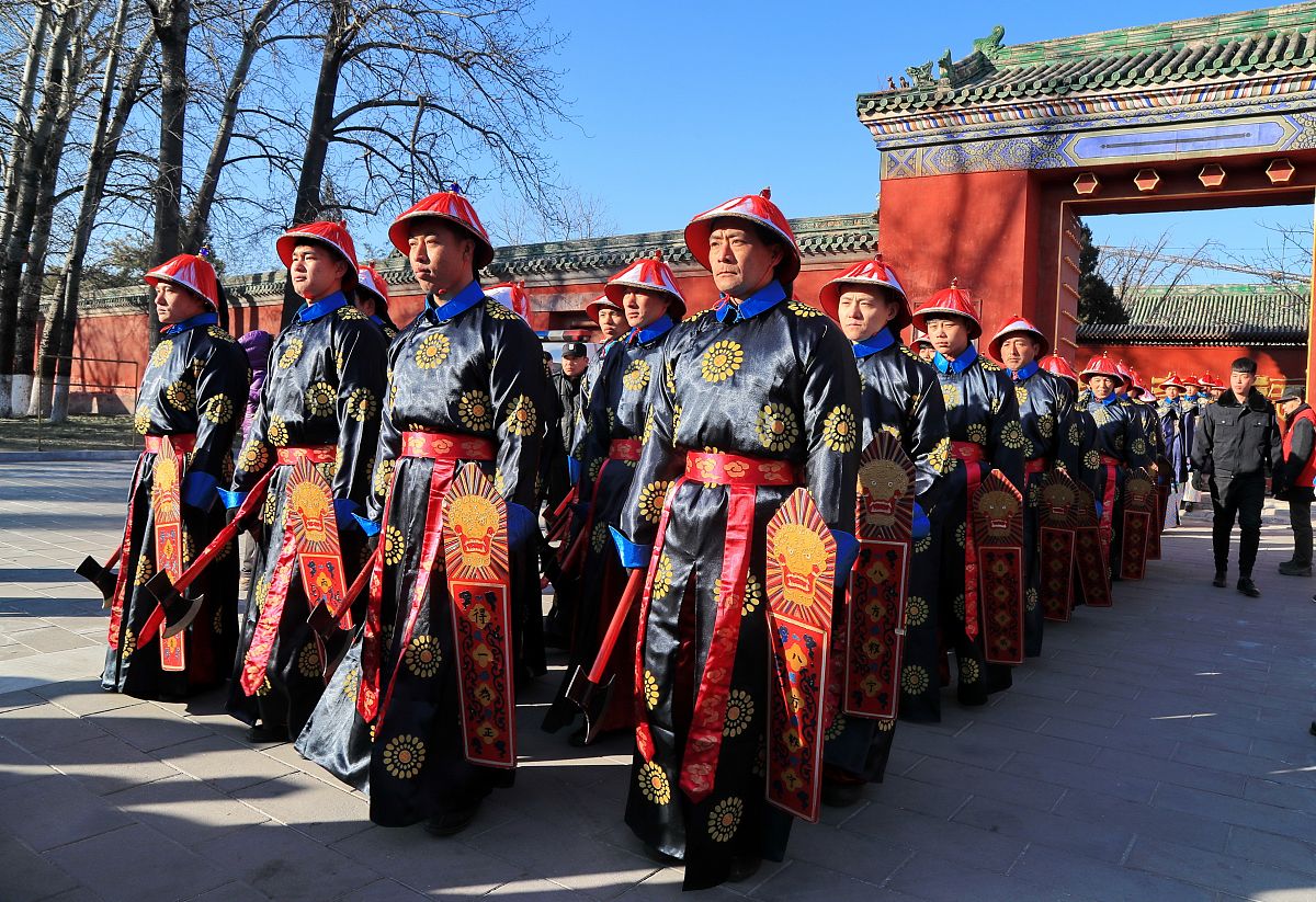 2018年2月16日,北京地坛庙会演员们进行仿清祭地表演.