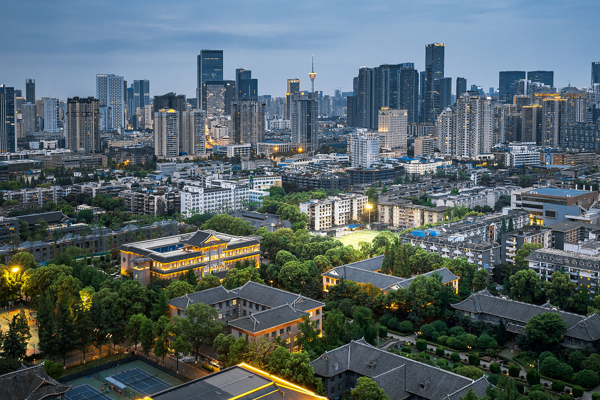 2021年4月16日,成都华西坝的昼夜城市风光.
