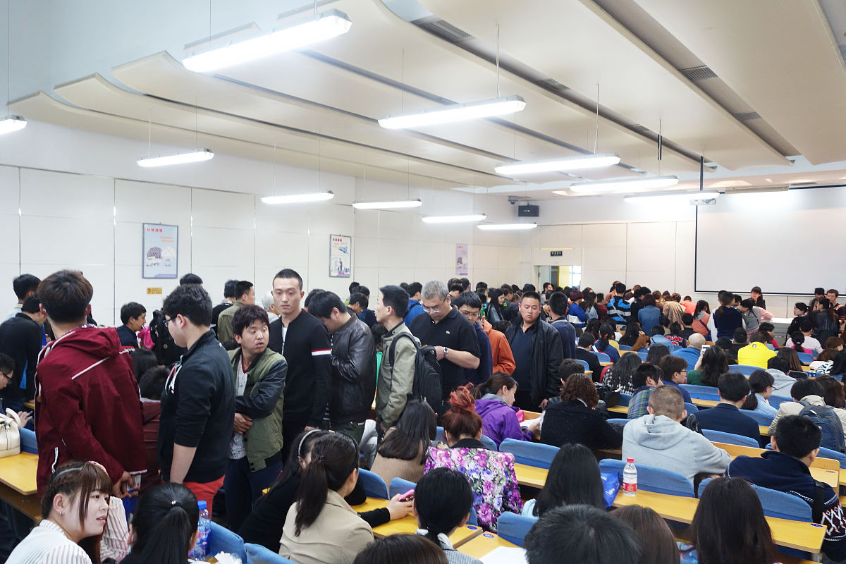 2015年4月23日,北京,东方时尚驾校内,科目一法培考试前学员在备考教室