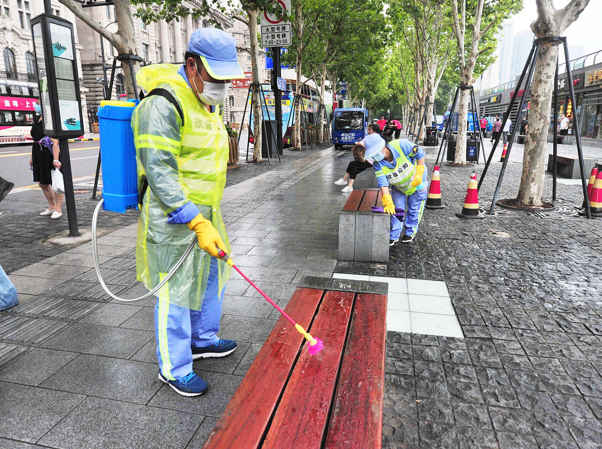 2022年5月份上海因疫情封控小区里的志愿者在封控期间主动承担了消杀的任务请用动词、类比、五感等刻画画面的词语描绘出志愿者为小区消杀的故事