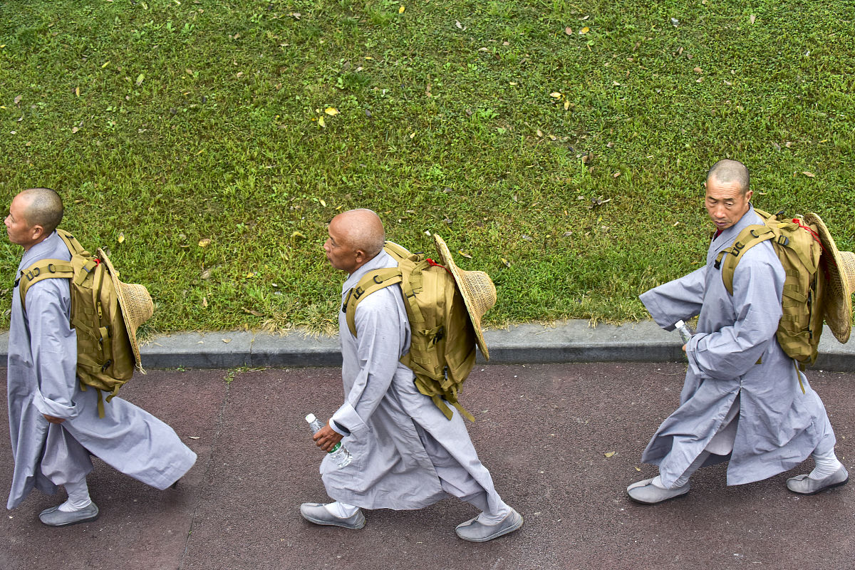 2015年11月19日,成都,大慈寺50多名僧众从春熙路出发,僧众们背包简行,