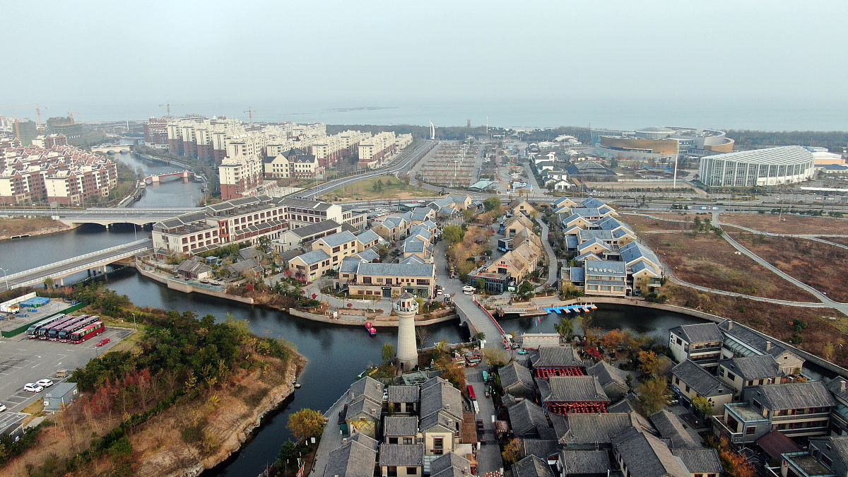 2021年11月21日,山东省日照市,东夷小镇鳞次栉比的仿古建筑错落有致.