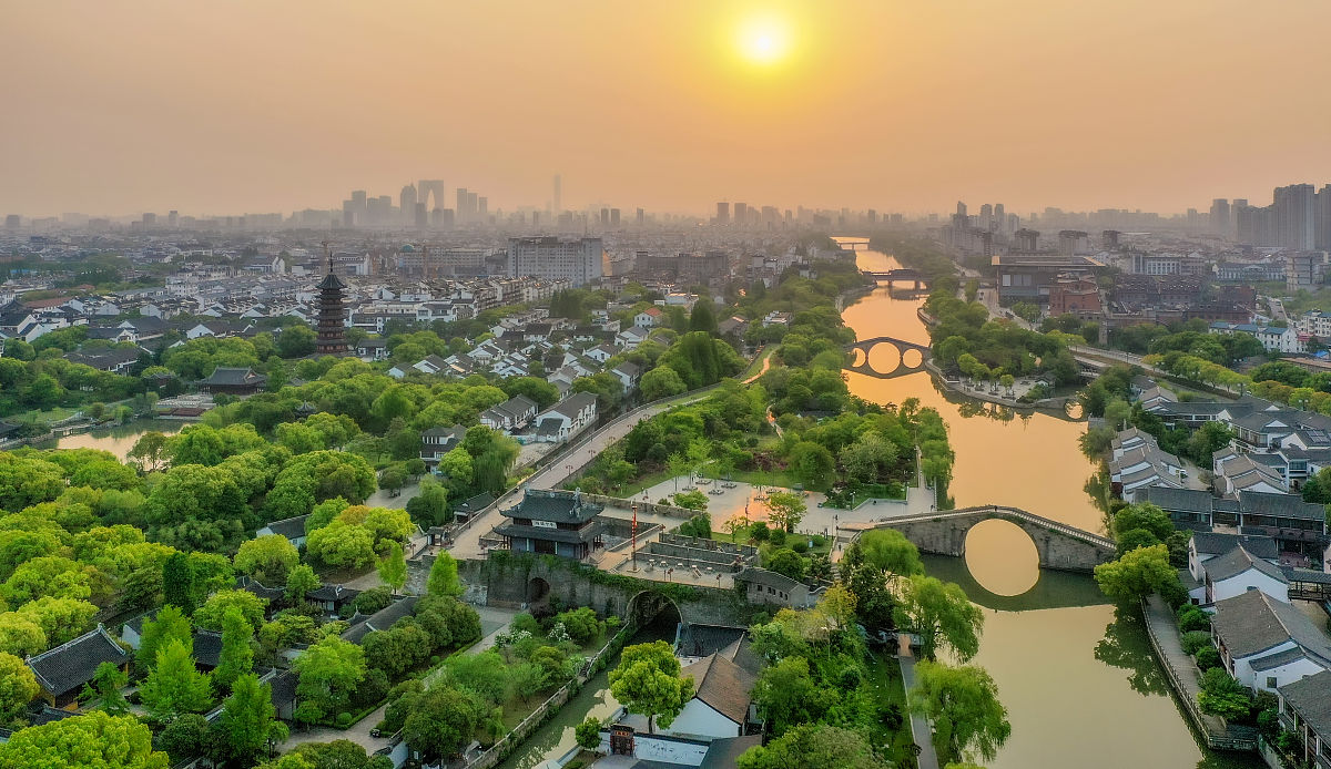 2020年4月26日,苏州盘门景区日出风光.